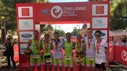 Bild: bha
Die Triathleten von CIS Amberg im Ziel der Challenge Prag: Von links Leopold Grimm, Lorena Schober, Florian Berdich, Nico Krohnfoth, Claudia Mai, Noah Treptow und Franjo Schmidt.