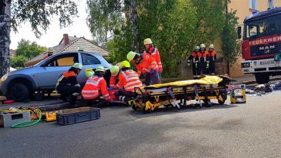 Bild: mng
Auf großes Interesse stieß die Schauübung von Feuerwehr und Rotem Kreuz. Dabei wurde das perfekte Zusammenspiel der Rettungskräfte bei der Bergung der Verletzten auf eindrucksvolle Weise gezeigt.