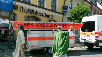 Bild: rn
Pfarrer Thomas Jeschner segnet SEG-Anhänger der Wassserwacht.