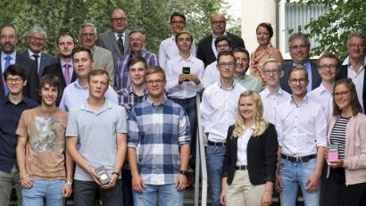 Bild: fppp
Selber, Wunsiedler und Marktredwitzer Gymnasiasten des Begabtenkurses mit ihren Schulleitern, Vertretern der Universität Bayreuth, des Elektro- und Informationstechnik-Verbands, der Stadt sowie des Landkreises.