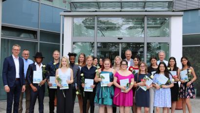 Bild: Klinikum Fichtelgebirge
Die Absolventen des Jahrgangs 2017/18 mit den Ehrengästen.