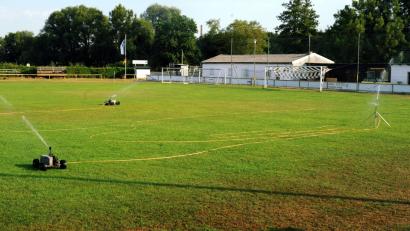 Bild: gf
Die Wasserentnahme aus der Vils ist derzeit nicht möglich, da die Pumpe erst instandgesetzt werden muss. Dafür wird der Sportplatz aus dem Wasserleitungsnetz bewässert. Der SVL plant eine neue, fest installierte Bewässerungsanlage, damit die Sprenger nicht mehr aufwendig von Hand umgesetzt werden müssen, was derzeit mehrfach täglich der Fall ist.