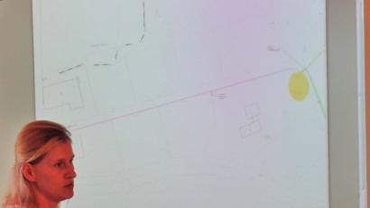 Bild: Brendel, Hubert (BR)
Katja Lindner (links), Leiterin Netzbau der Bayernwerk AG in Weiden informierte den Stadtrat über die geplante Erdverkabelung einer 20 Kilovolt-Leitung in den kommenden Jahren. Bürgermeister Edgar Knobloch (rechts) war ein aufmerksamer Zuhörer.