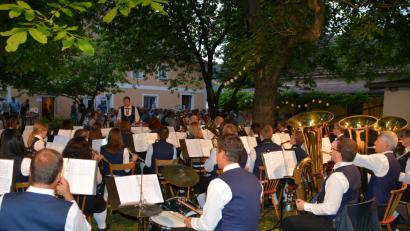 Bild: ga
40 Musikanten der Blaskapelle Auerbachtal begeisterten einen vollbestzten Unterauerbacher Pfarrgarten mit bayerisch-böhmischer Musik.