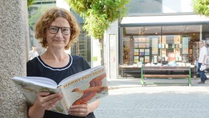Bild: Gabi Schönberger
Buchhändlerin Maria Rupprecht ist selbst Harry-Potter-Fan, hat Band eins bis drei gelesen und den Rest der Geschichte als Hörbuch weiterverfolgt.