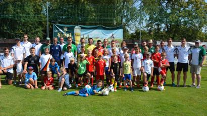 Bild: jr
Groß war die Begeisterung zum Ferienprogrammauftakt beim SV Mitterteich. 26 Kinder kamen, um teilweise zum ersten Mal den Fußball zu schnuppern und das DFB-Abzeichen zu erwerben. Unter der Gesamtleitung von Jugendleiter Markus Rosner und Florian Greim (Förderverein) durften die Kids unter Anleitung von aktiven Fußballern trainieren und verschiedene Übungen machen. Auch stellvertretender SV-Vorsitzender Gerhard Greim (rechts) schaute vorbei.