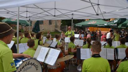 Bild: dob
Beim Waldauer Dorffest spielt die Blasmusikkapelle Roggenstein unter Leitung von Josef Wolfrath zünftig auf.