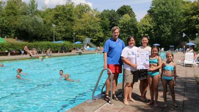 Bild: bsc
Am Samstag wird das Jubiläum des Förderkreises zusammen mit der Wasserwacht beim Badfest groß gefeiert. Der Vorsitzende der Wasserwacht, Markus Münchmeier, Förderkreisvorsitzende Lisa Rauh und Patricia Henze (von links) hoffen, dass das schöne Sommerwetter anhält und viele Gäste das Fest besuchen.