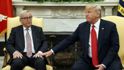 Bild:  Evan Vucci/dpa
Erst Drohungen, dann Streicheleinheiten. Wie Donald Trump (rechts) mit der EU und deren Kommissionspräsidenten Jean-Claude Juncker umging, setzt sich nun im Iran-Konflikt fort.