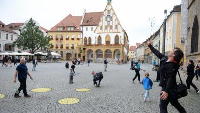 Bild: Andreas Brückmann (Archiv)
Gut 20 Teilnehmer trafen sich 2017 auf dem Amberger Marktplatz zur dritten Auflage des Amberger Federball Flashmobs.