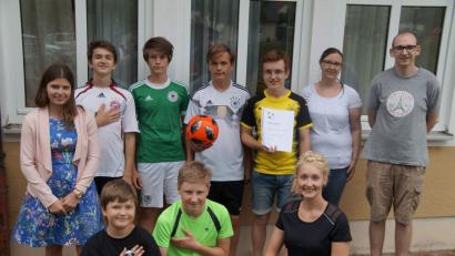 Bild: u
Die Gembecker Kickers gewannen souverän: Dem Siegerteam mit seiner Spielführerin, Trainerin, Torfrau und Nachwuchsdirigentin Angelika Schöpf (kniend rechts) gratulierten Jugend-Kreisvorsitzende Karin Dotzler (links), Schriftführer Lukas Bauer (rechts) und Kassiererin Corinna Bauer (Zweite von rechts).