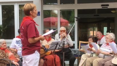 Bild: mwi
Seit drei Jahren übt der St.-Marien-Chor mit seinen Leiterinnen Sabine Graser (vorne) und Regina Hösl (Gitarre). Inzwischen zeigen die Sängerinnen und Sänger, dass man sich auch noch im Alter an schwere Lieder trauen kann.