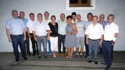 Bild: mad
Als langjähriger Funktionär durfte sich Hans Dammer (Mitte) an seinem 70. Geburtstag über zahlreiche Gratulanten aus den Reihen des Bayerischen Fußballverbandes freuen.