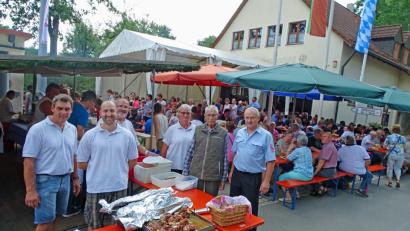 Bild: Dobmeier
Beim Feuerwehrfest in Frauenricht wurde die Kameradschaft und Geselligkeit mit vielen Gästen gepflegt. Stehend von rechts Kommandant Roland Weismeier, Vorstand Heinz Sauerhammer und Schriftführerin Sigrid Kießler. Die erstmals selbst gegrillten Schweinshaxen waren eine Spezialität.