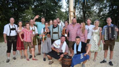 Bild: wku
Die Altkirwapaare mit Oberkirwapaar Silvia und Klaus Weih nach dem Austanzen am Kirchweihmontag (6. und 8 von links).