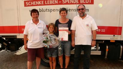 Bild: wro
Bereits zum 25. Mal spendete Martina Bauer (im Bild zusammen mit Evi) ihr Blut. Dafür wurde die Falkenbergerin von der verantwortlichen Leiterin für soziale Aufgaben, Cornelia Klarner, und stellvertretendem Bereitschaftsleiter Richard Meierl in der Mittelschule ausgezeichnet.