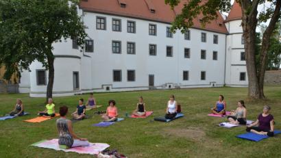 Bild: dob
Yoga-Lehrerin Kerstin Birkner (vorne) lehrt im Schlossgartens Hatha Yoga. Ein Einstieg ist noch jederzeit möglich.