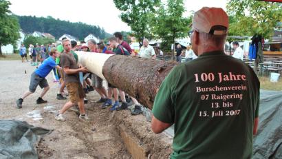 Bild: GTH
Jung und Alt helfen zusammen beim Baumaufstellen. Der ist wegen den herrschenden 32 Grad Celsius beim Fällen heuer 32 Meter lang.