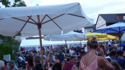 Bild: mng
Kaum ein Platz war mehr am Sonntagabend zu finden. Angenehmere Temperaturen sorgten für einen regen Zustrom an Besuchern.