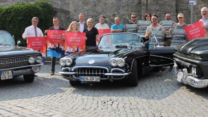 Bild: mp
Für das Altstadtfest am 18./19. August rühren Bürgermeister Martin Birner (links), Tourismusamtsleiter Werner Dietrich (rechts), Vertreter der beteiligten Vereine, Sponsoren und Medienpartner die Werbetrommel. Als Kulisse für die Programm-Präsentation waren (von rechts) ein GMC 1000, eine Corvette C1 (Baujahr 1959) und ein Cadillac DeVille (1961) auf dem Brandplatz vorgefahren.