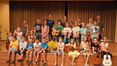 Bild: myd
Zum Schuljahresabschluss gaben die Kinder und Jugendlichen mit ihrem Lehrer Benno Englhart ein ansprechendes und abwechslungsreiches Konzert im Jugendheim Grafenwöhr.