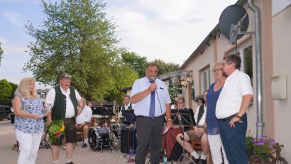 Bild: fvo
Bürgermeister Josef Beimler (Mitte), Markträtin Maria Greim (links) und Dritter Bürgermeister Hans-Peter Reil gratulieren Firmenchef Michael Weig (rechts) und seiner Partnerin Marie-Luise Preischer zum Firmenjubiläum.