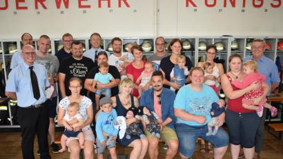 Bild: wku
Ein Großteil der Eltern kam zur Übergabe der Rauchmelder ins Königsteiner Feuerwehrhaus. Mit im Bild Bürgermeister Hans Koch und die Kommandanten der Feuerwehren in der Gemeinde.