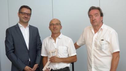 Bild: weu
Der scheidende Schulleiter Oberstudienrat Marko Renner (links) übergab im Beisein des Leiters des Beruflichen Bildungszentrums Oskar-von-Miller Schwandorf, Ralf Bormann, einen symbolischen Schulschlüssel an den neuen Schulleiter Studiendirektor Thomas Schiller (Mitte).