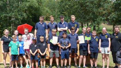 Bild: sl
Die Sieger „U16“ Ministranten Woppenrieth, Feuerwehr Leuchtenberg und Feuerwehr Lerau (von links) mit den Vorsitzenden Theresa Bäumler (links) und Florian Federl (rechts).