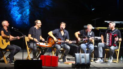 Bild: Holger Stiegler
Jan Josef Liefers (Mitte) und „Radio Doria“ begeistern am Montagabend auf der Luisenburg-Bühne.