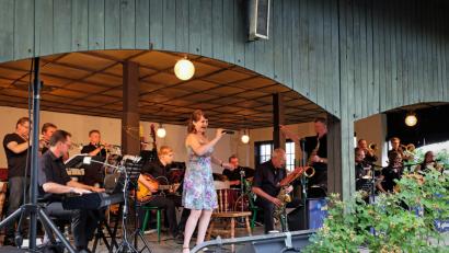 Bild: twi
„Swing a ling ding“ konzertiert vor zahlreichen Zuhörern auf der Bühne im Sterngarten.