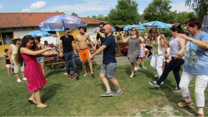 Bild: sck
Ein lockeres Tänzchen gehört beim Sommerfest des Tischs der Begegnung dazu.