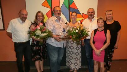 Bild: stn
Rektor Günther Paul, Doris Enzmann, Konrektor Gerhard Steiner, Veronika Reindl, Bürgermeister Ludwig Biller, Petra Franke und Karin Bertl lassen zum Abschied Blumen sprechen.