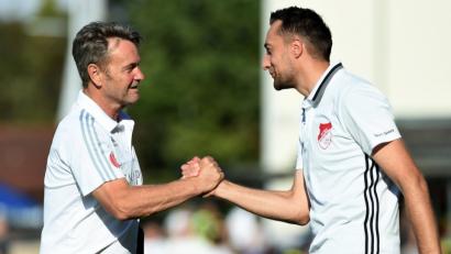 Bild: Büttner
Tobias Bernklau (rechts) begrüßt seinen erfahrenen Trainerkollegen Sepp Schuderer vom SV Donaustauf. Der neue Trainer der SpVgg Pfreimd steht zwar mit dem Aufsteiger punktlos auf dem vorletzten Platz der Landesliga Mitte, die SpVgg hat bisher aber keineswegs enttäuscht.