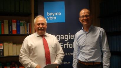 Bild: Hanna Gibbs
Stefan Klumpp (rechts), Vorsitzender der Bayme-VBM-Region Oberpfalz, und Hermann Brandl, Leiter der Bayme-VBM-Geschäftsstelle Oberpfalz, stellten die Ergebnisse der Konjunkturumfrage vor.