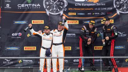 Bild: exb
Profi Dominik Schraml (links) und sein Partner Rudolf Schulte aus dem Amateurlager stehen als Drittplatzierte erstmals in der GT-European-Serie auf dem Podest.