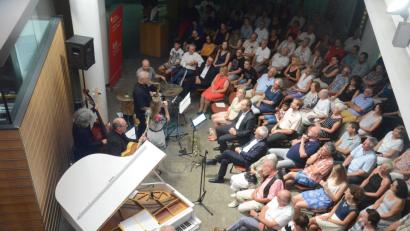 Bild: Helmut Kunz
Trotz der Hitze kamen viele Besucher zum Dozenten-Konzert des Weidener Jazz-Seminars.