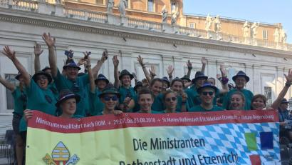Bild: exb
Grüße an Papst Franziskus senden die Ministranten der Pfarreiengemeinschaft Rothenstadt und Etzenricht mit einem Banner auf dem Petersplatz.