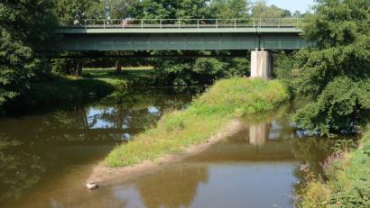Bild: Gabi Schönberger
Täglich sinkt der Wasserspiegel der Waldnaab in der Freizeitanlage bei Neustadt/WN. Die Sandbank in der Mitte ist bereits trockengelegt und begrünt sich.