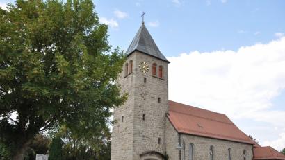 Bild: es
Im Mittelpunkt des Kirchenfestes am Sonntag in Kleinschwand steht die Marienkirche aus, erbaut mit Granitsteinen, im Mittelpunkt.