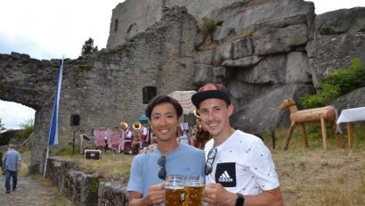 Bild: mr
Auf diese Freundschaft wird angestoßen: Der Nordische Kombinierer Akito Watabe (links) besucht in diesen Tagen seinen Kumpel Eric Frenzel in dessen Wahl-Heimat Flossenbürg. Sie besuchten auch das Burgfest.