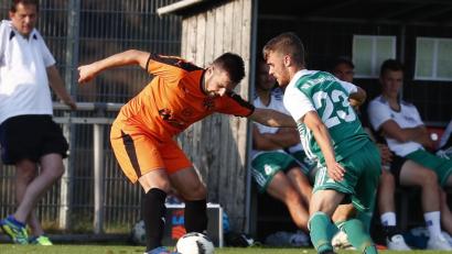 Bild: Peter Kolb
Der SV Mitterteich verteidigte in Neudrossenfeld, was das Zeug hält, und belohnte sich mit einem torlosen Remis. In dieser Szene versucht der Neudrossenfelder Simon Ruß (links) SV-Spieler Justin Wagner zu umspielen.