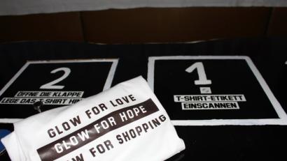 Bild: Dagmar Williamson
Neues Kleidungsstück? Bei "Grow or Glow" entscheidet der Käufer den Preis.