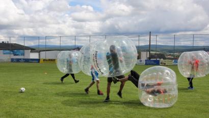 Bild: kro
Bubbleball wird am Sonntag beim ASV Waldsassen im Rahmen des 60jjährigen Vereinsbestehens geboten. Dieses Turnier wird vom Bundesministerium für Familie, Senioren, Frauen und Jugend gefördert.