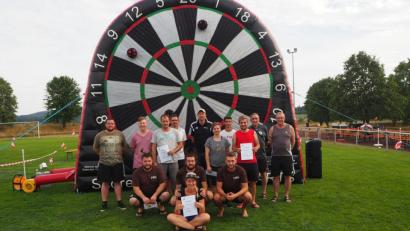 Bild: gz
Die Organisatoren des TSV-Fördervereins gratulieren dem besten Fußballdartteam „D´Reya“ mit Daniel Meckl, Pascal Liebl und Christian Ach (von links) mit ihrer Glücksbringerin Carina und dem Bayernfanclub Pfrentsch und Dartfreunden Eslarn zu ihren guten Platzierungen.