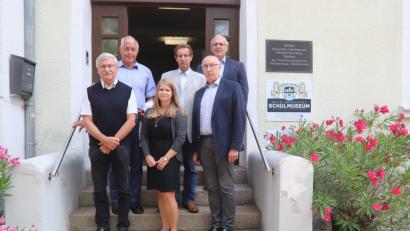 Bild: mfh
Der Förderverein des Ersten Bayerischen Schulmuseums Sulzbach-Rosenberg hat einen neuen Vorstand gewählt. Vorne von links Schriftführer Hermann Gnahn, Kassiererin Sabrina Birke, 1. Vorsitzender Stefan Schunk; hinten von links 2. Vorsitzender Klaus Kreil, Beisitzer Herbert Übelacker und Wahlleiter Winfried Franz.