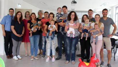 Bild: exb
Beim Neugeborenenempfang waren (von links) Bürgermeister Thomas Falter, Gattin Elke Falter und die Leiterin des Mehrgenerationenhauses, Stephanie Staudenmayer mit dabei.