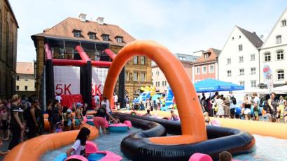 Bild: Petra Hartl
Für jeden ist etwas dabei: Dort, wo am Samstag die Jungs Wasserfußball spielten, kamen am Sonntag (Bild) auch Mädchen im Tretboot-Parcours zu ihrem Recht. Im Hintergrund ist der überdimensionale Sprungturm zu sehen, der anstelle der angekündigten XXL-Rutsche aufgebaut wurde.