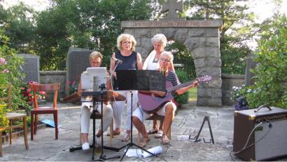 Bild: sei
Ulrike Rauch und Gisela Reil (vorne, von links) gestalten die "Atempause" musikalisch. Passende Texte tragen Rita Bayer und Gerti Münch (hinten, von rechts) vor.