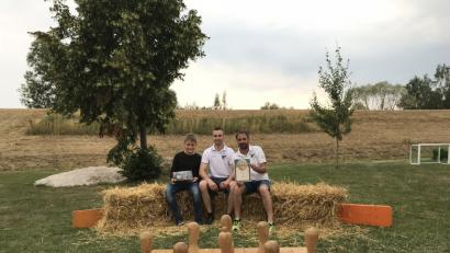 Bild: jsa
Sebastian Fröhlich (Mitte) gratuliert Luca Braun (links) und , Wolfgang Groß zu ihren Siegen beim Bürgerkegeln.